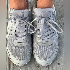 Nike Airmax 90’s men’s classic athletic sneaker.